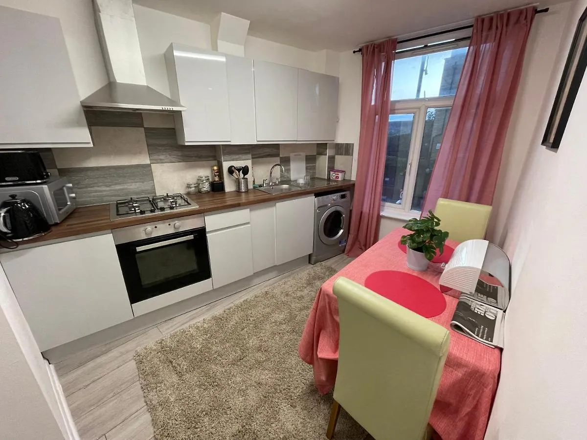 Enormous Family Flat Apartment London
