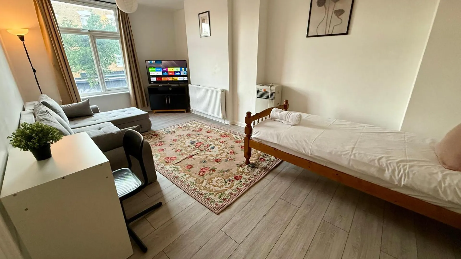 Enormous Family Flat Apartment London 0*,  United Kingdom