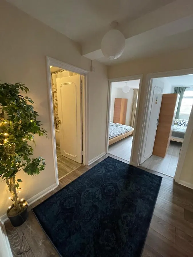 Enormous Family Flat Apartment London