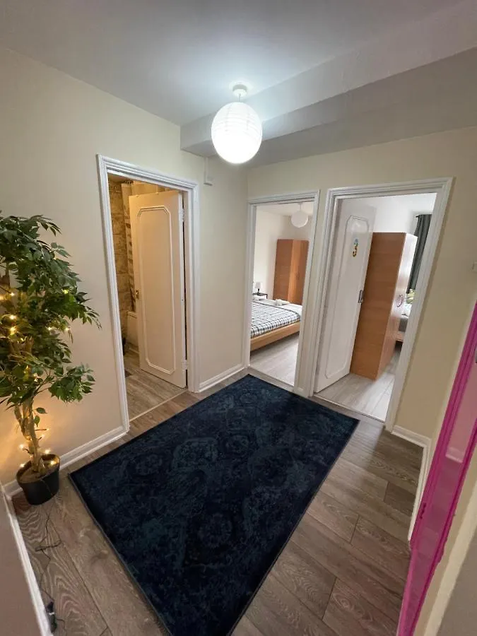 Enormous Family Flat Apartment London